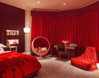 a room decorated in red
